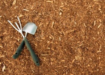 how to keep mulch from washing away