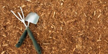 how to keep mulch from washing away