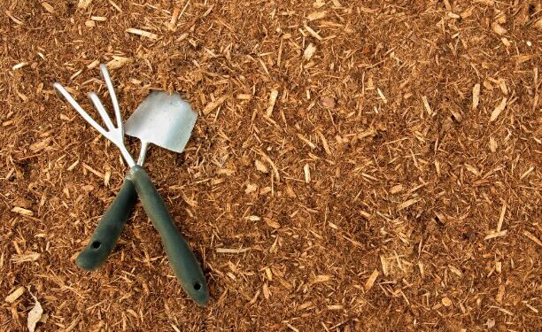 how to keep mulch from washing away