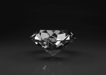 Timeless Allure of Oval Diamonds in Engagement Rings: How to Buy