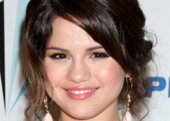 Selena Gomez Officially Announces the Launch of Rare Beauty’s First-Ever Fragrance