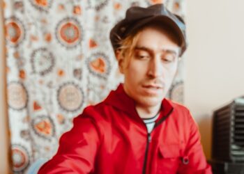 Snowhaus Keep Things Messy and Honest on New Single “Slackjaw”