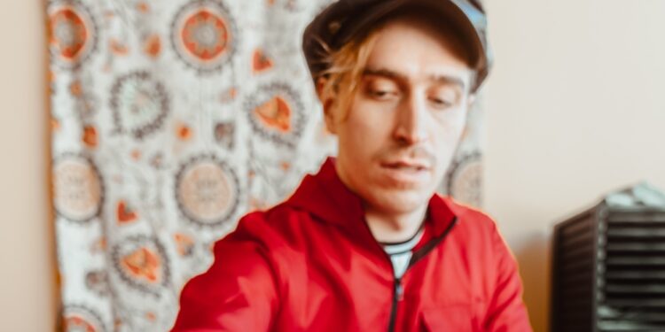 Snowhaus Keep Things Messy and Honest on New Single “Slackjaw”