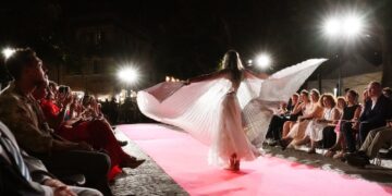 TORRI IN FASHION 2026: PAOLA BUONACARA BRINGS FASHION, TERRITORY AND CHARITY TO LAKE GARDA
